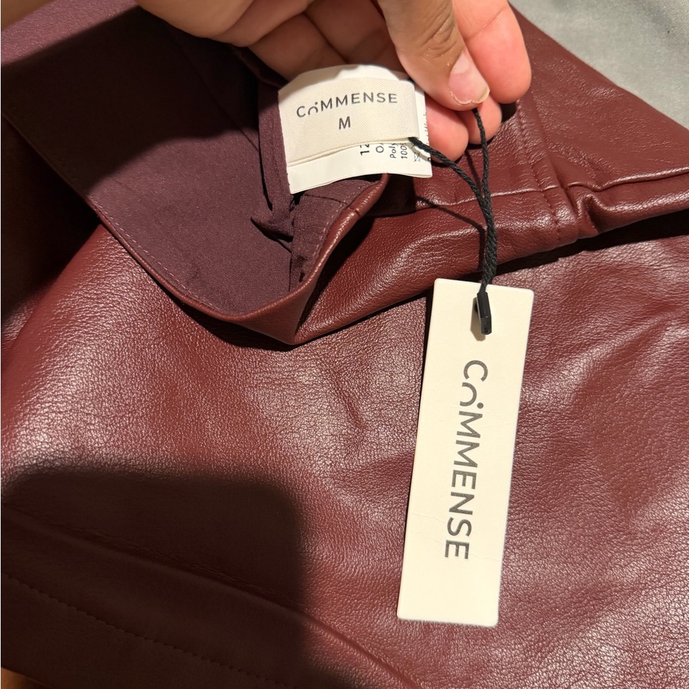 PU High-Waisted Flared Mini Skir (burgondy) - Picture 4 of 6